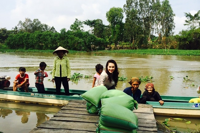 Á hậu Như Ngọc đi tặng gần 3 tấn gạo cho người nghèo